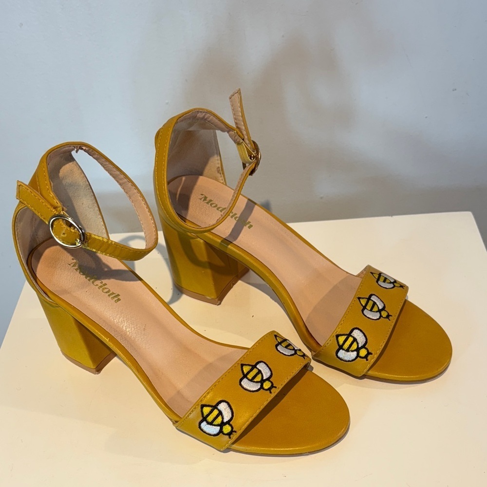 Modcloth Mustard Bee Embroidered Heels size 37